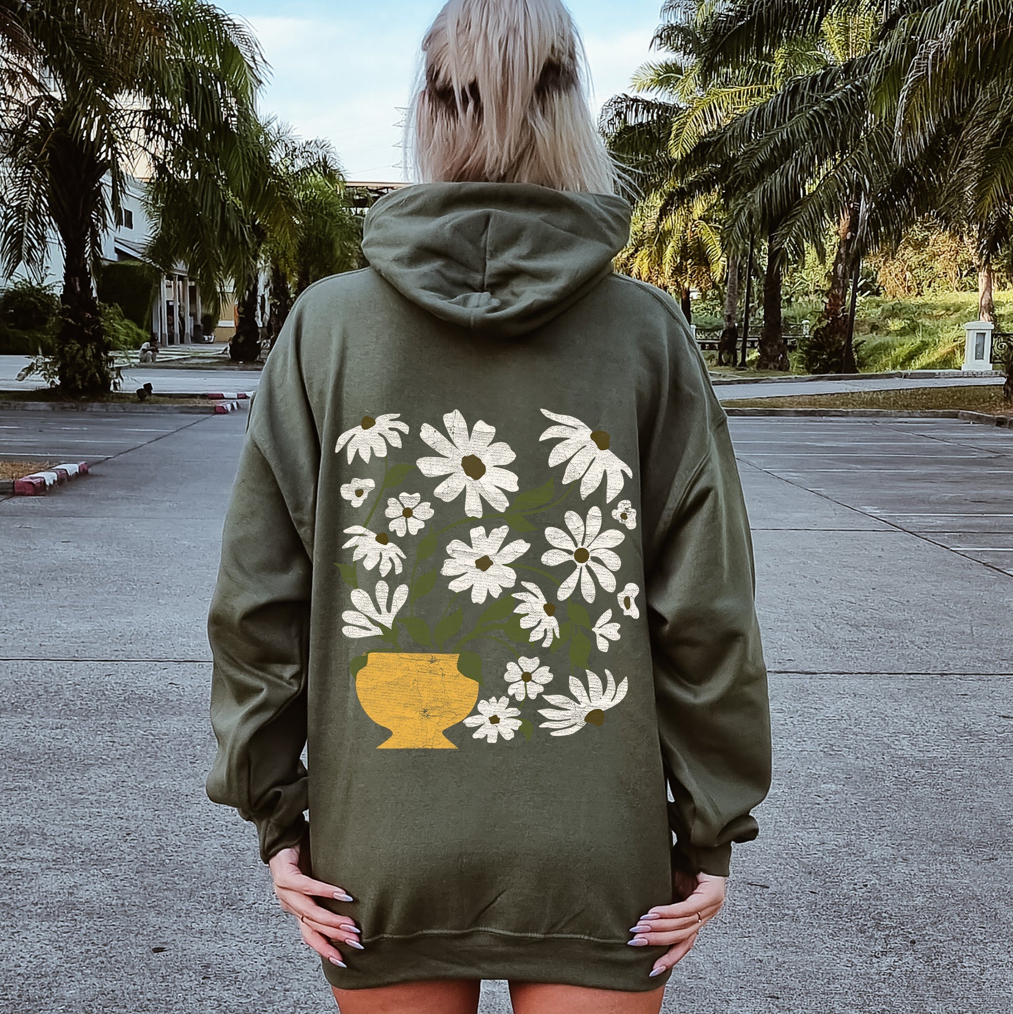 Daisies Retro Floral Design Cozy Garden Print On Soft Fleece With Vintage Vibe And Timeless Charm Hoodie
